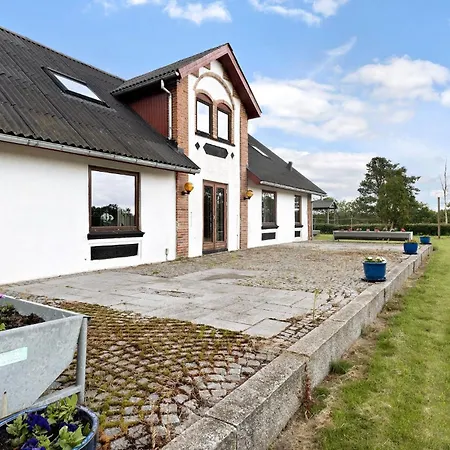 5 Bedroom Beautiful In